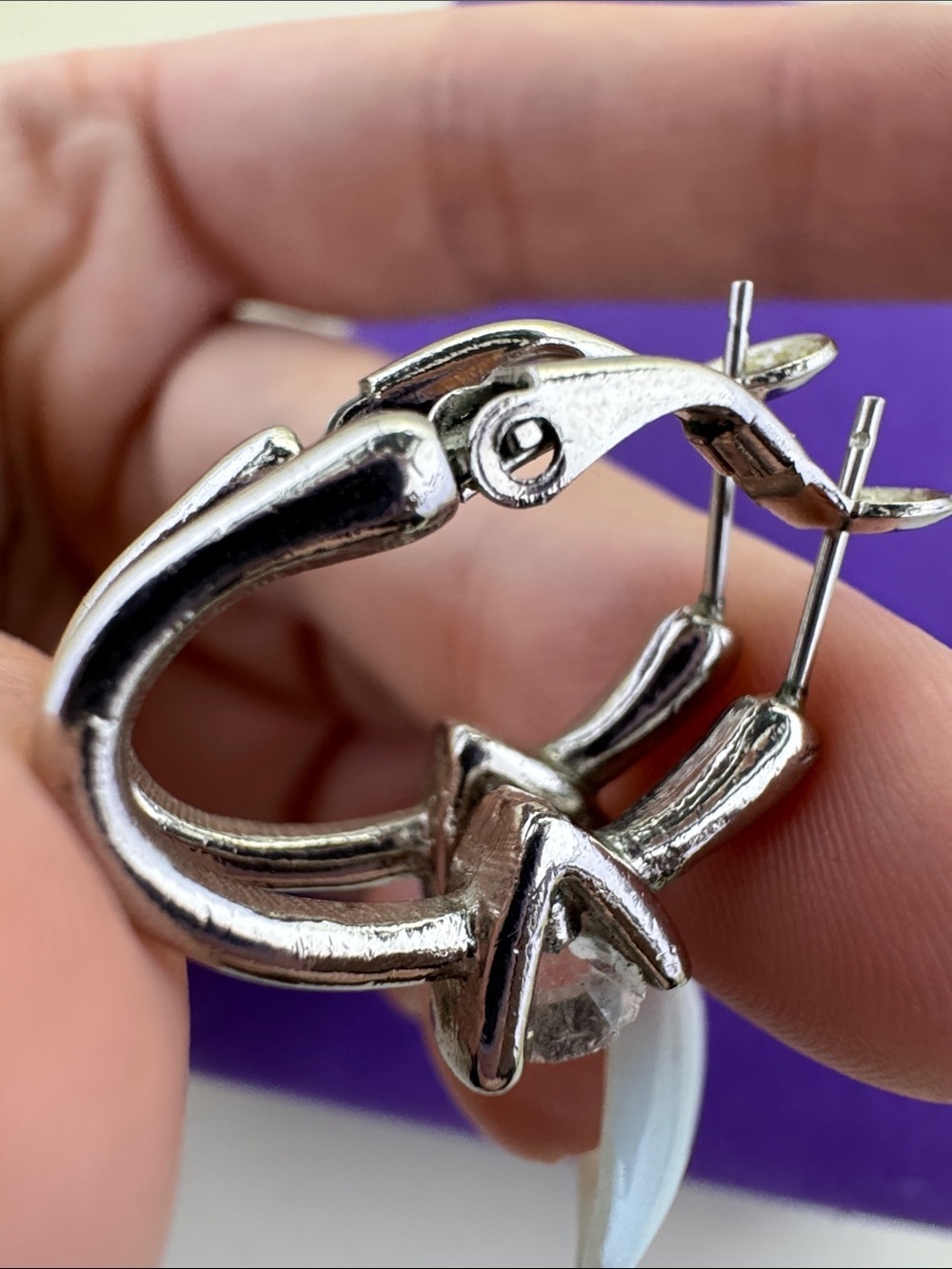 💛 Classic Silver-Tone Hoop Earrings with Clear Plastic Stone - Picture 5 of 5